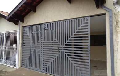 Imagem: A casa possui 2 Dormitórios, 1 Banheiro, 2 Vagas na garagem