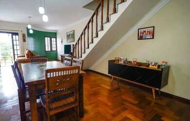 Imagem: A casa possui 3 Dormitórios, 2 Banheiros, 4 Vagas na garagem