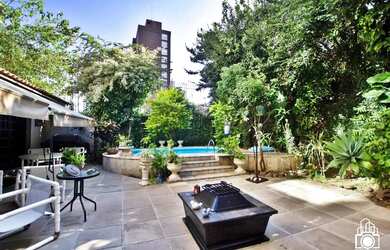 Imagem: A casa possui 4 Dormitórios, 5 Banheiros, 4 Vagas na garagem