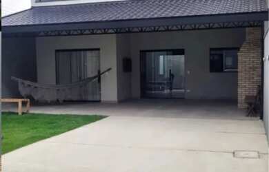 Imagem: A casa possui 2 Dormitórios, 3 Banheiros, 5 Vagas na garagem