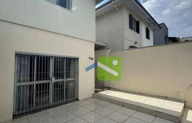 Imagem: A casa possui 3 Dormitórios, 4 Banheiros, 2 Vagas na garagem