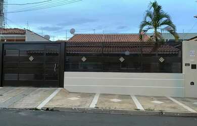 Imagem: A casa possui 3 Dormitórios, 3 Banheiros, 2 Vagas na garagem