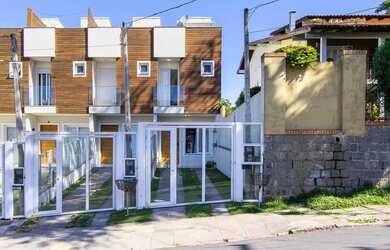 Imagem: A casa possui 3 Dormitórios, 4 Banheiros, 2 Vagas na garagem