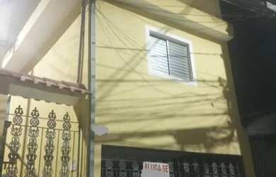 Imagem: A casa possui 3 Dormitórios, 1 Banheiro, 1 Vaga na garagem