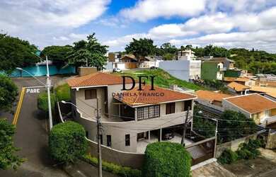 Imagem: A casa possui 4 Dormitórios, 5 Banheiros, 277m² de Área e