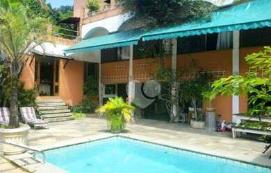 Imagem: A casa em condomínio possui 4 Dormitórios, 4 Banheiros, 4