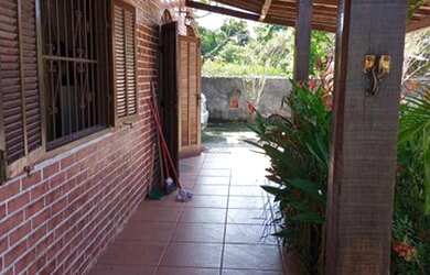 Imagem: A casa possui 2 Dormitórios, 2 Banheiros, 1 Vaga na garagem