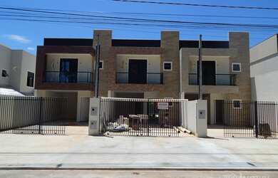 Imagem: A casa possui 3 Dormitórios, 4 Banheiros, 2 Vagas na garagem