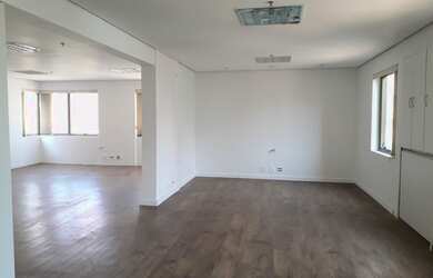 Imagem: O depósito possui 4 Vagas na garagem, 136m² de Área e está