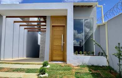 Imagem: A casa possui 3 Dormitórios, 2 Banheiros, 2 Vagas na garagem