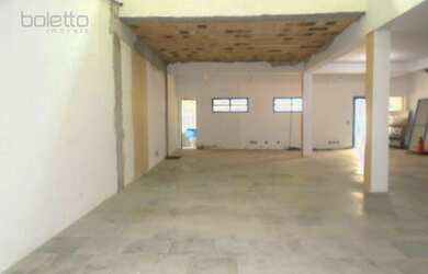 Imagem: O depósito possui 3 Vagas na garagem e 350m² de Área e está