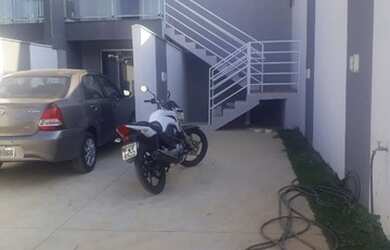 Imagem: A casa possui 2 Dormitórios, 1 Banheiro, 2 Vagas na garagem