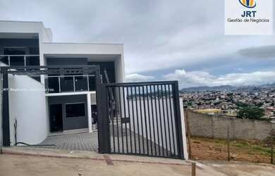 Imagem: A casa possui 3 Dormitórios, 1 Banheiro, 2 Vagas na garagem