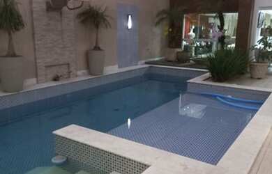 Imagem: A casa possui 5 Dormitórios, 5 Banheiros, 4 Vagas na garagem