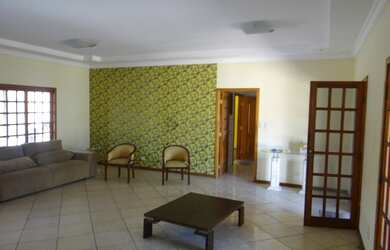 Imagem: A casa possui 3 Dormitórios, 4 Banheiros, 5 Vagas na garagem