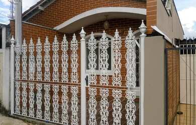 Imagem: A casa possui 2 Dormitórios, 1 Banheiro, 1 Vaga na garagem