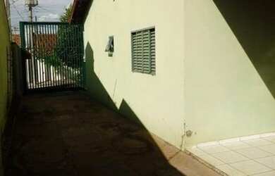 Imagem: A casa à venda possui 2 Dormitórios, 1 Banheiro, 4 Vagas na