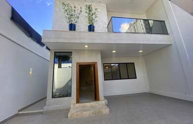 Imagem: A casa possui 4 Dormitórios, 5 Banheiros, 2 Vagas na garagem