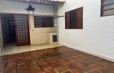 Imagem: A casa possui 3 Dormitórios, 1 Banheiro, 1 Vaga na garagem