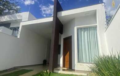 Imagem: A casa possui 2 Dormitórios, 2 Banheiros, 2 Vagas na garagem