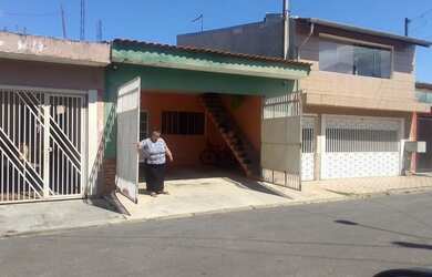 Imagem: A casa possui 2 Dormitórios, 1 Banheiro, 2 Vagas na garagem