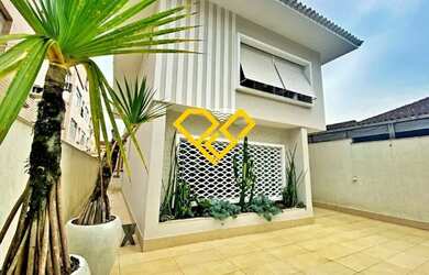 Imagem: A casa possui 3 Dormitórios, 4 Banheiros, 3 Vagas na garagem