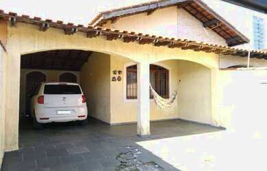 Imagem: A casa possui 3 Dormitórios, 1 Banheiro, 3 Vagas na garagem