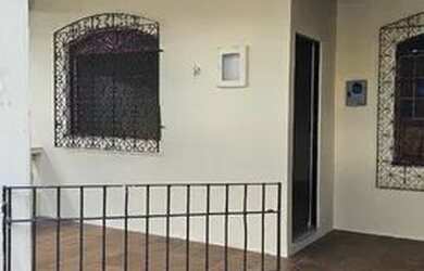 Imagem: A casa possui 3 Dormitórios, 1 Banheiro, 1 Vaga na garagem