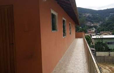 Imagem: A casa possui 2 Dormitórios, 2 Banheiros, 2 Vagas na garagem