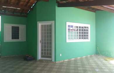 Imagem: A casa possui 2 Dormitórios, 1 Banheiro, 2 Vagas na garagem