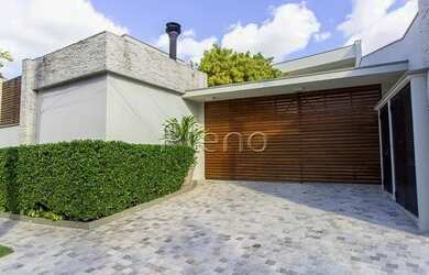 Imagem: A casa possui 3 Dormitórios, 3 Banheiros, 534m² de Área e