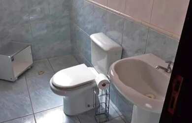 Imagem: A casa possui 3 Dormitórios, 1 Banheiro, 1 Vaga na garagem