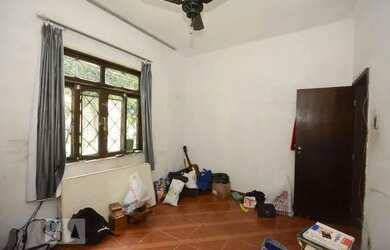 Imagem: A casa possui 4 Dormitórios, 2 Banheiros, 3 Vagas na garagem