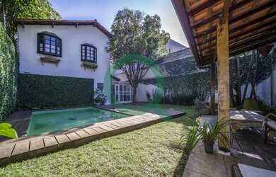 Imagem: A casa possui 4 Dormitórios, 3 Banheiros, 2 Vagas na garagem