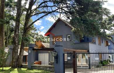 Imagem: A casa possui 4 Dormitórios, 4 Banheiros, 2 Vagas na garagem