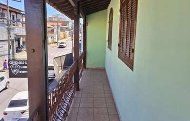 Imagem: A casa possui 4 Dormitórios, 1 Banheiro, 3 Vagas na garagem