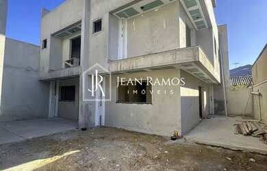 Imagem: A casa possui 3 Dormitórios, 3 Banheiros, 2 Vagas na garagem