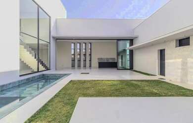 Imagem: A casa em condomínio à venda possui 4 Dormitórios, 5 Banheiros