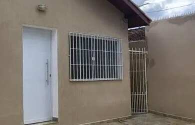 Imagem: A casa possui 3 Dormitórios, 3 Banheiros, 2 Vagas na garagem