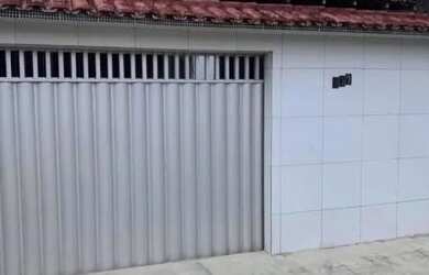 Imagem: A casa possui 4 Dormitórios, 2 Banheiros, 2 Vagas na garagem