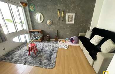 Imagem: O apartamento possui 2 Dormitórios, 1 Banheiro, 1 Vaga na garagem