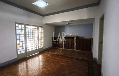 Imagem: A casa possui 3 Dormitórios, 2 Banheiros, 3 Vagas na garagem