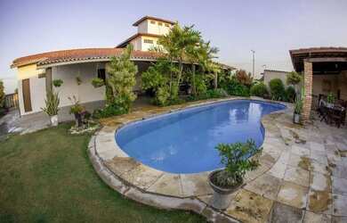 Imagem: A casa possui 5 Dormitórios, 5 Banheiros, 4 Vagas na garagem