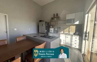 Imagem: A casa possui 1 Dormitório, 2 Banheiros, 2 Vagas na garagem