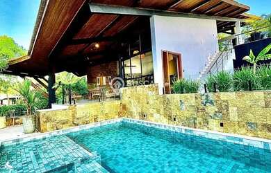 Imagem: A casa em condomínio possui 4 Dormitórios, 5 Banheiros, 620m²