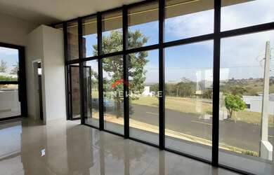 Imagem: A casa em condomínio possui 3 Dormitórios, 4 Banheiros, 2