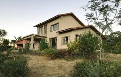 Imagem: A casa possui 5 Dormitórios, 3 Banheiros, 5 Vagas na garagem