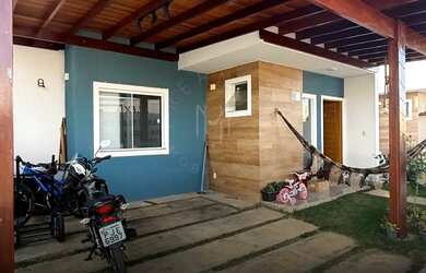 Imagem: A casa possui 3 Dormitórios, 1 Banheiro, 2 Vagas na garagem