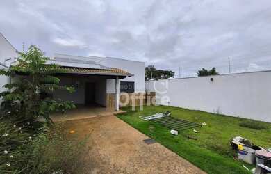 Imagem: A casa possui 3 Dormitórios, 1 Banheiro, 4 Vagas na garagem