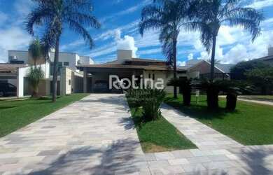 Imagem: A casa possui 3 Dormitórios, 4 Banheiros, 3 Vagas na garagem